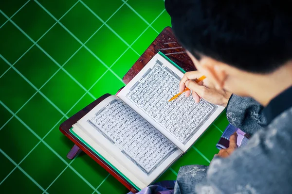 雅加达 印度尼西亚 2021年4月19日 穆斯林年轻人在拉马丹月阅读 古兰经 时使用指针棒的头像 — 图库照片