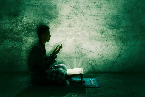 Sylwetka Pobożnego Muzułmanina Modlącego Się Allaha Przeczytaniu Koran Grunge Zielone — Zdjęcie stockowe