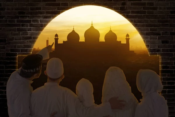 무슬림 사이드 무바라크 모스크를 보면서 마스크를 모습을 돌이켜 — 스톡 사진