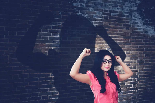 Mujer Con Gafas Levanta Las Manos Muestra Músculos Siente Orgullosa —  Fotos de Stock