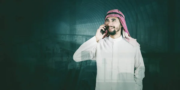 Arabisk Affärsman Som Ringer Ett Telefonsamtal — Stockfoto