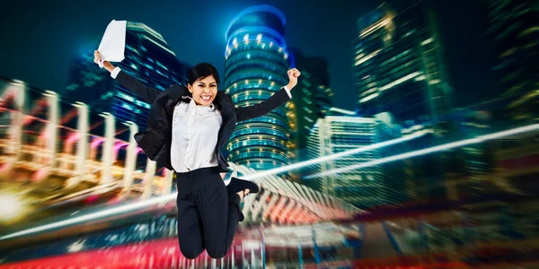 Podekscytowana Młoda Azjatycka Businesswoman Przeskakując Niewyraźne Tło — Zdjęcie stockowe
