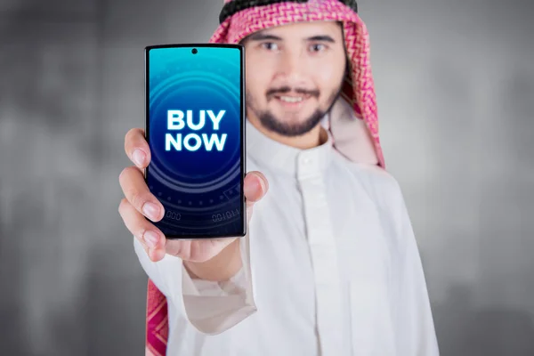 Arab Férfi Kezében Mobiltelefon Vásárlás Most Gomb — Stock Fotó