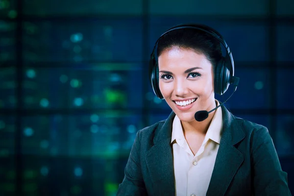 コールセンターサービス カスタマーサポートまたは販売代理店 女性の発信者または受付電話 Operato — ストック写真
