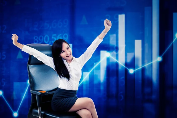 Szczęśliwa Businesswoman Obrotu Giełdowego Lub Wzrostu Inwestycji Firmy — Zdjęcie stockowe