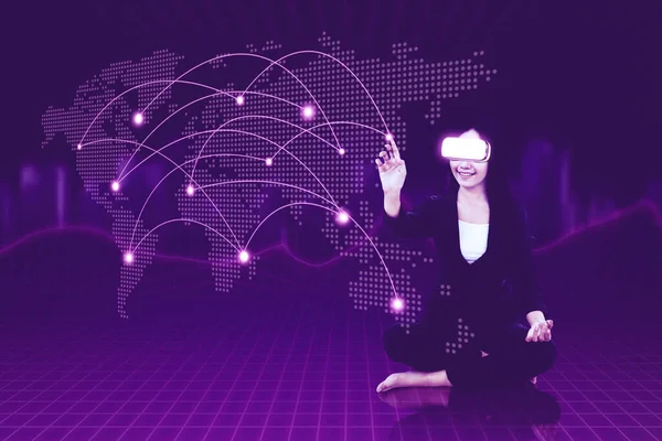 Businesswoman Nošení Brýle Při Dotyku Digitální Mapa Světa Kyberprostoru Virtuálním — Stock fotografie