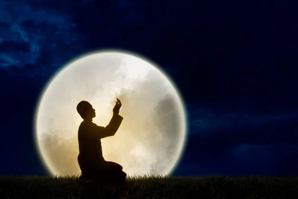 Двойное Изображение Силуэта Мусульманин Молится Огромном Фоне Полной Луны — стоковое фото
