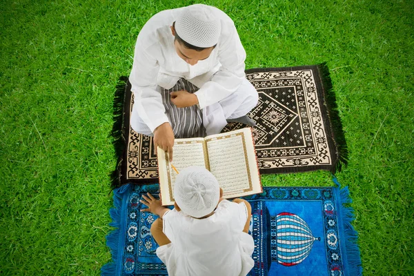 Porträt Eines Asiatischen Muslimischen Vaters Der Seinem Sohn Das Lesen — Stockfoto