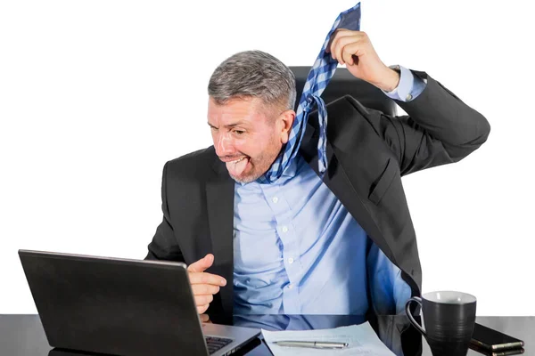Geschäftsmann Mittleren Alters Zieht Frustriert Seine Krawatte Isoliert Über Weißem — Stockfoto