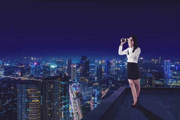 Молодая Предпринимательница Использует Бинокль Городским Пейзажем Ночью — стоковое фото
