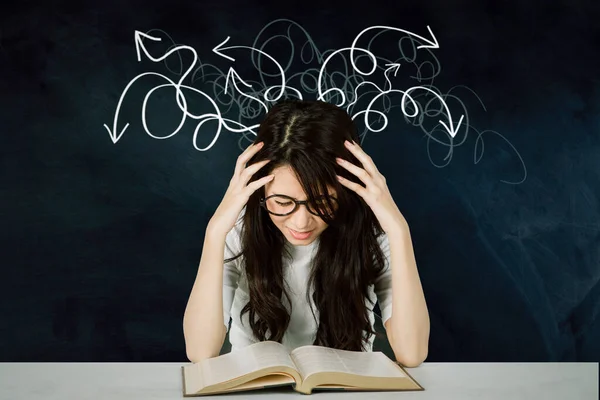 Απογοητευμένη Νεαρή Γυναίκα Που Σπουδάζει Μπλεγμένη Κλωστή Πάνω Από Κεφάλι — Φωτογραφία Αρχείου