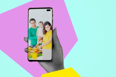 Ekran kolajında genç ebeveynlerin ve oğulların olduğu bir cep telefonunu dergi tarzında tutmak. Çağdaş sanat. Modern tasarım