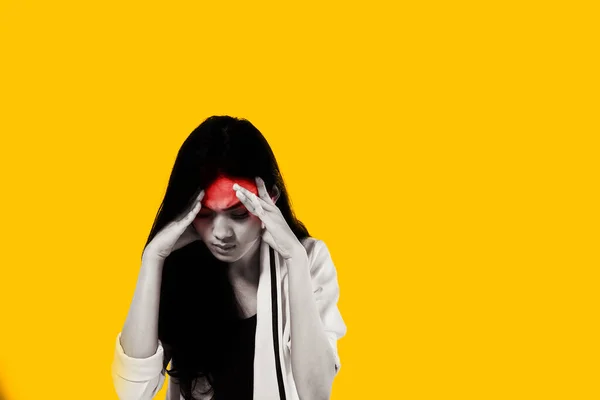 Genç Bayan Sarı Arka Planda Baş Ağrısı Çekiyor — Stok fotoğraf
