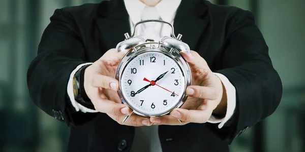 Hombre Negocios Mantenga Reloj Despertador Sobre Fondo Borroso — Foto de Stock