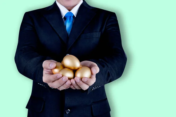 Zakenman Met Gouden Eieren Beleggingsbeleggersconcept — Stockfoto