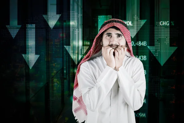 Arabisk Affärsman Biter Sitt Nagelkoncept Med Affärsplan Resultattavlan — Stockfoto