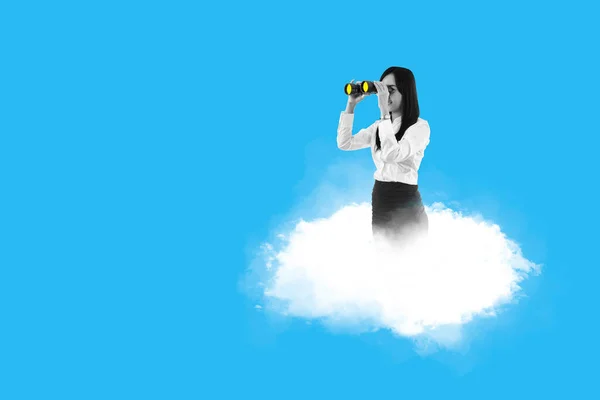 女商人站在云端上 用双筒望远镜向蓝色背景望去 — 图库照片