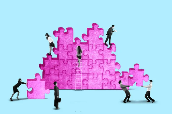 Obchodní Tým Který Společně Řeší Problémy Puzzle — Stock fotografie