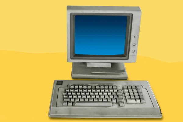 Starý Zastaralý Počítač Nastavit Izolované Přes Žluté Pozadí — Stock fotografie
