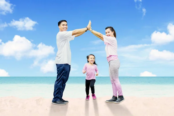 Familienspaß Strand Vater Mutter Und Tochter Lächeln Spielen Und Machen — Stockfoto