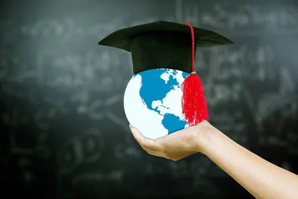 世界の教育 卒業帽子をかぶった地球を持つ女性 — ストック写真