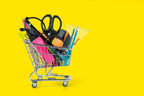 Schreibwaren Einkaufswagen Isoliert Über Gelbem Hintergrund — Stockfoto