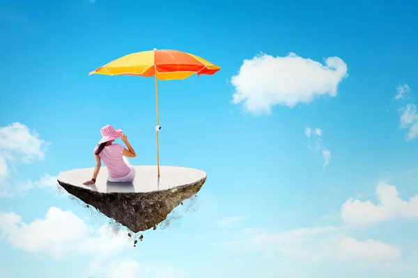 Bakifrån Ung Kvinna Som Bär Bikini Och Sitter Flygande Paraplyskugga — Stockfoto