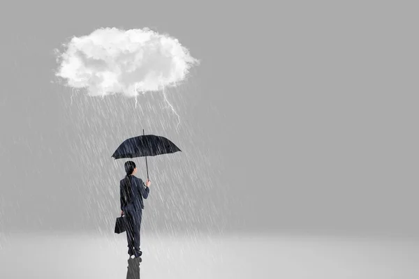 Affärskvinna Som Håller Ett Paraply Stående Regn Och Väntar Med — Stockfoto