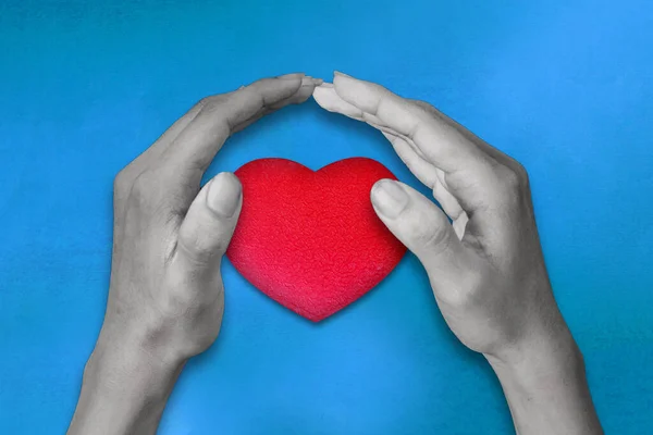 Καρδιά Καλυμμένη Χέρια Έννοια Ασφάλισης Υγείας — Φωτογραφία Αρχείου