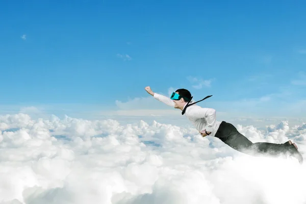 Felice Uomo Affari Caucasico Indossare Occhiali Volare Sopra Nuvole Immagine — Foto Stock