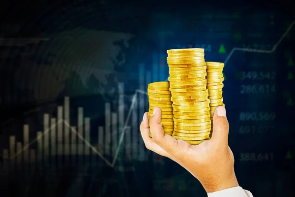Geschäftsmann Hand Hält Stapel Von Münzen Mit Aufwärtstrend Finanzdiagramm — Stockfoto