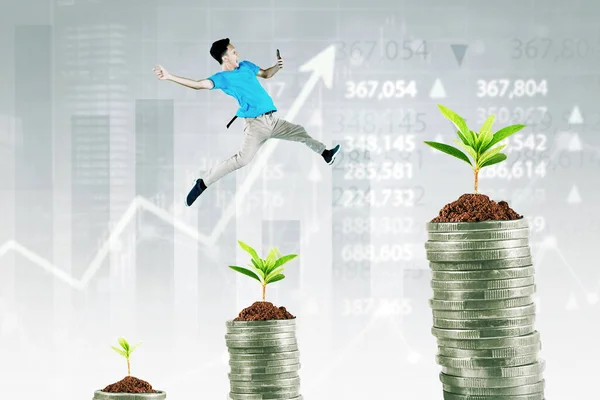 Jungunternehmer Rennt Und Springt Auf Geldtreppe Mit Finanziellem Hintergrund — Stockfoto