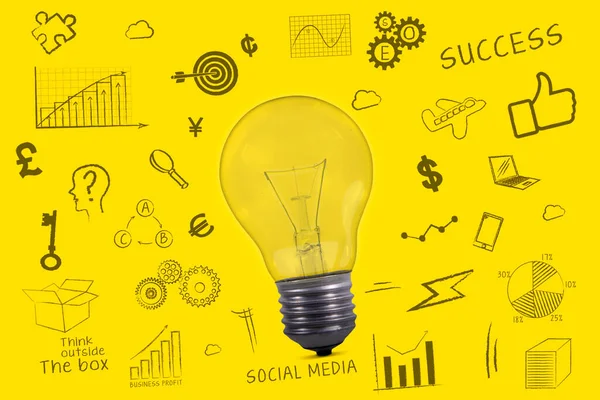 Große Glühbirne Umgeben Von Kleineren Geschäftssymbolen Und Wörtern Auf Gelbem — Stockfoto