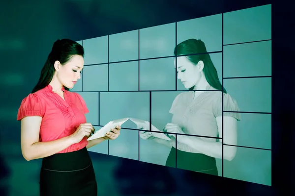 Retrato Una Exitosa Mujer Negocios Usando Tableta Digital Frente Espejo — Foto de Stock