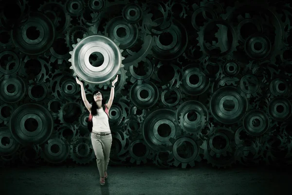 Estudante Feminino Levantando Roda Engrenagem Com Duas Mãos Sobre Rodas — Fotografia de Stock