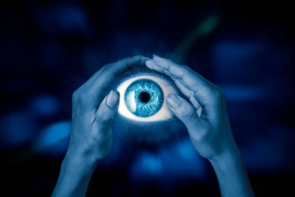Mavi Insan Gözü Ellerle Korunuyor — Stok fotoğraf