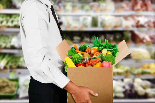 成衣商贩在杂货店或超级市场携带装满新鲜水果和蔬菜的盒子 — 图库照片