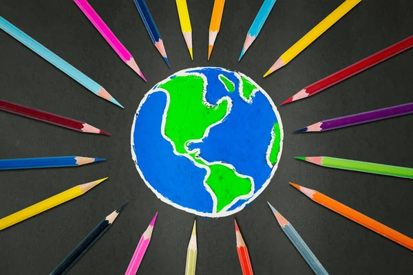 Siyah Arkaplanda Izole Edilmiş Renkli Kalemle Çevrili Dünya — Stok fotoğraf
