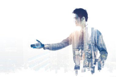 İş adamı soyut şehir geçmişiyle tokalaşmak istiyor. Takım çalışması konsepti. Çift pozlama