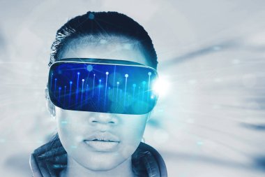 VR gözlük kullanan güzel bir kadın - artırılmış gerçeklik, gelecek teknolojisi