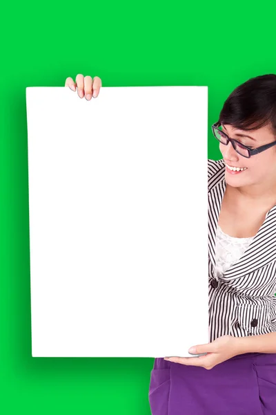 Asiático Mulher Mostrando Branco Cartaz Mockup — Fotografia de Stock