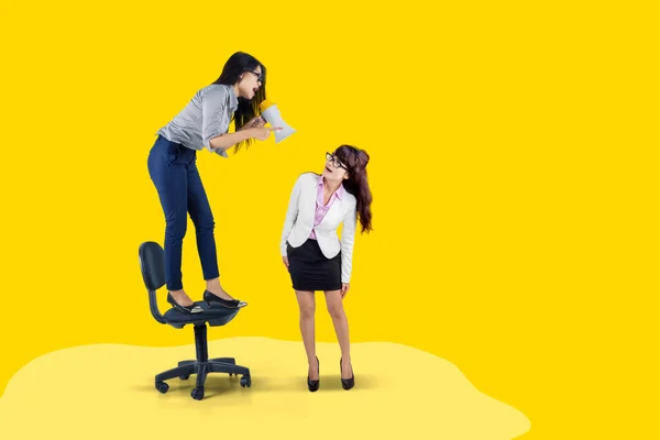 Jovem Empreendedora Gritando Seu Subordinado Usando Megafone Isolado Fundo Amarelo — Fotografia de Stock