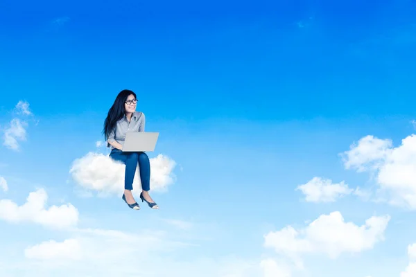 Chica Trabajando Computadora Portátil Sentado Las Nubes Sobre Cielo Azul — Foto de Stock