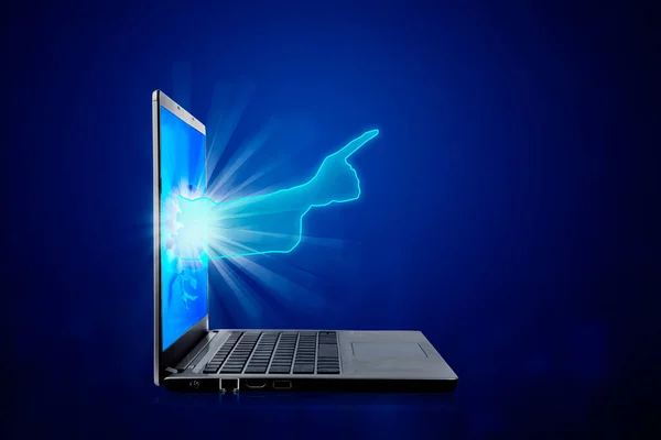 Kéz Jön Monitor Laptop Elszigetelt Felett Kék Háttér — Stock Fotó