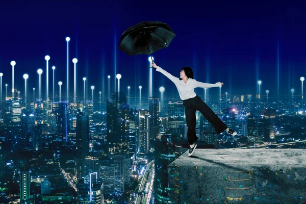女企业家拿着雨伞飞翔的照片 — 图库照片