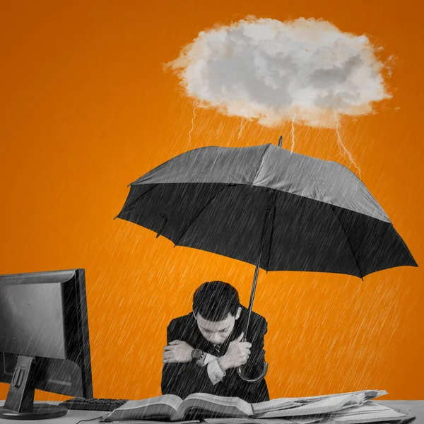Genç Adamı Elinde Şemsiyeyle Ofiste Çalışıyor — Stok fotoğraf