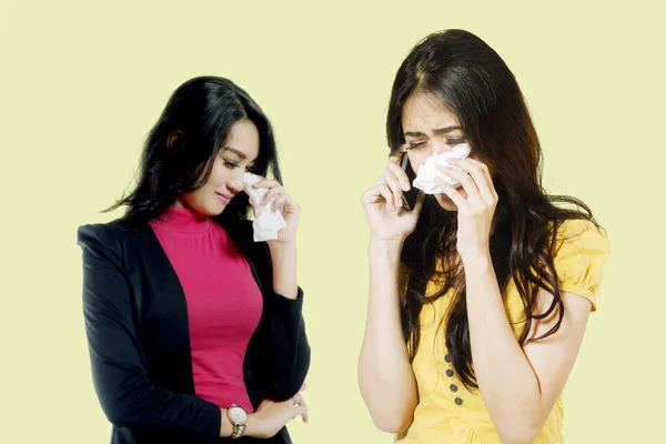 Twee Aziatische Vrouwen Huilen Geïsoleerd Gele Achtergrond — Stockfoto