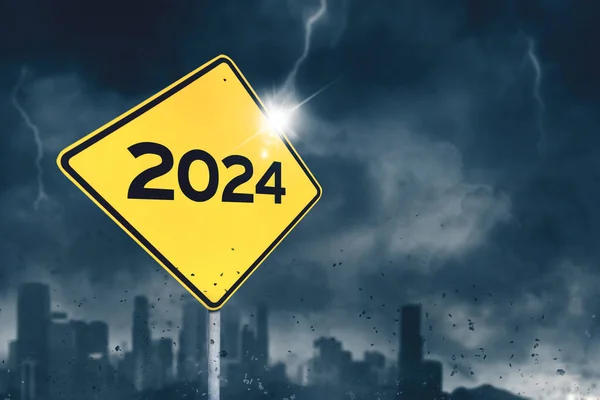 Şehir Arka Planında Fırtınalı Bir 2024 Yazısıyla Sarı Işaret Direğini — Stok fotoğraf