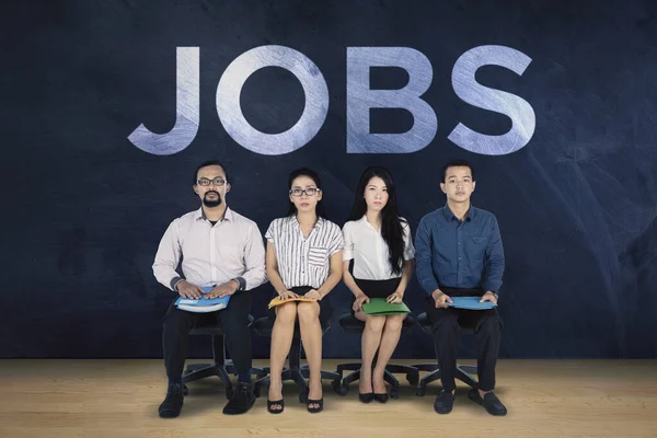 Jovens Multiculturais Espera Uma Entrevista Emprego Com Texto Jobs Quadro — Fotografia de Stock