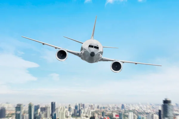Şehir Gökdelenler Arka Planı Havaalanında Uçak Çıkartıyor — Stok fotoğraf